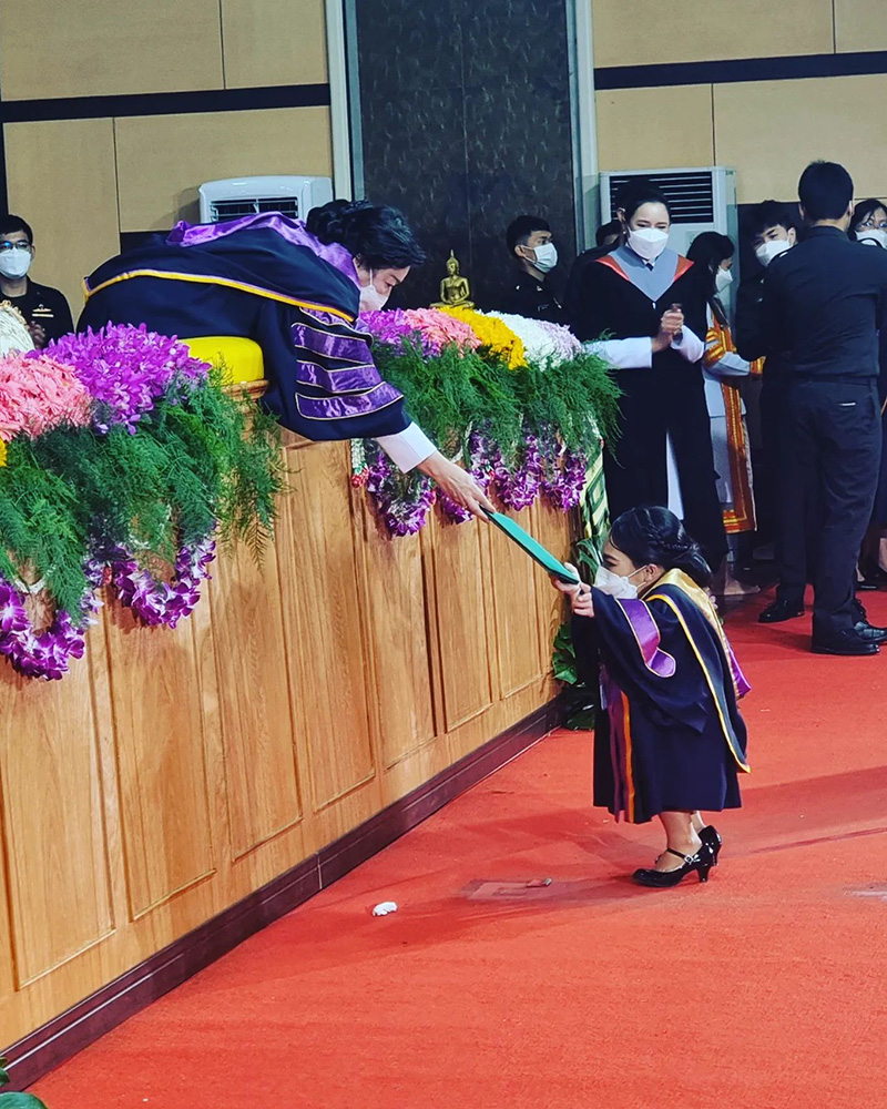 น้องหมิว สาวร่างจิ๋วใจใหญ่ คว้าใบปริญญา 