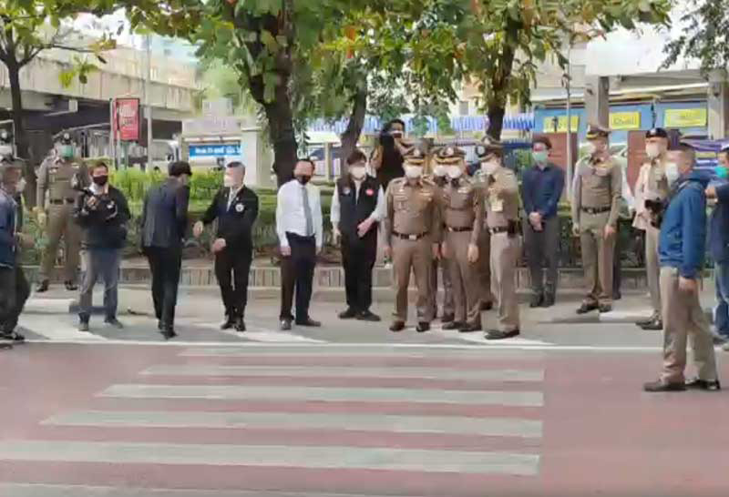 รอง ผบ.ตร. ลองข้ามถนนจุดเกิดเหตุ