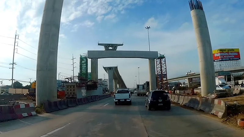 แท่งปูนตั้งตระหง่านกลางถนน 