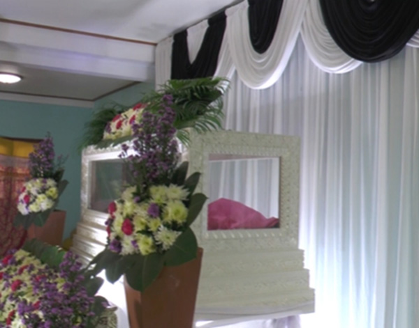 ผัวนำศพเมียใส่โลงแก้ว ขอนอนมองหน้าเธอ 100 วัน