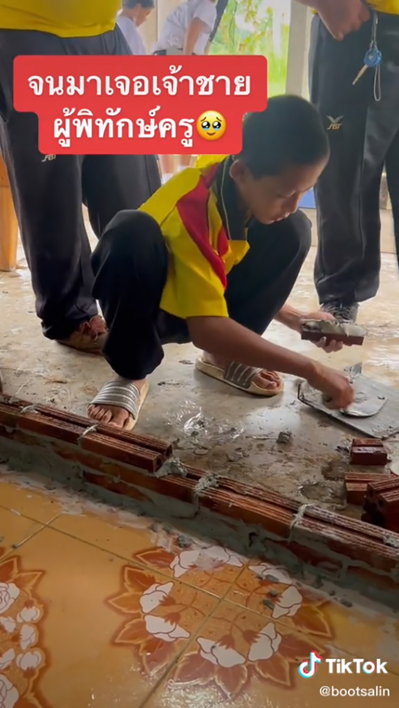 บ้านพักครูน้ำท่วม เด็กนักเรียน ม.1 รับบทช่างก่อสร้าง 