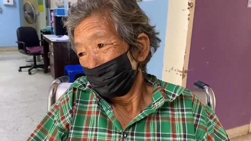 ยายเล่านาทีหวิดดับ งมกุ้งในคลองอยู่ดี ๆ โดนจระเข้โผล่มากัด 