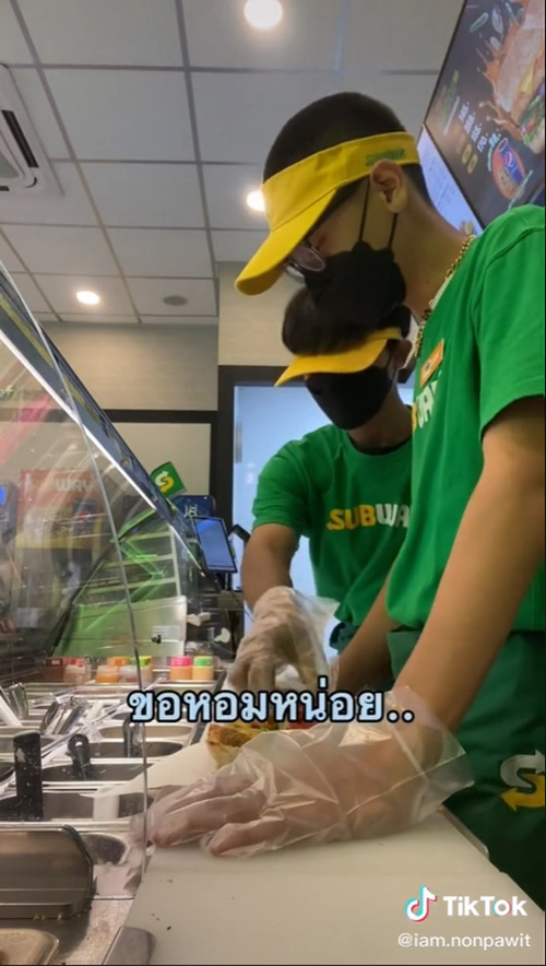 ไวรัล คู่เพื่อนซี้ทำงานกันอยู่ดี ๆ มาขอหอม