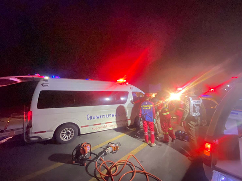 รถฉุกเฉินชนรถบรรทุก 