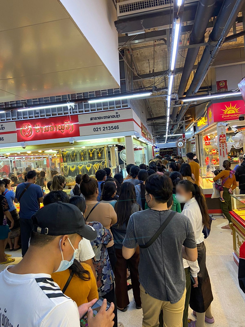 คนลาวแห่ขายทอง