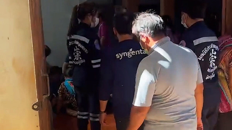 ปู่ไม่รู้หลานเดินตาม ถอยหลังไม่ทันดู รถทับหลาน 1 ขวบดับ