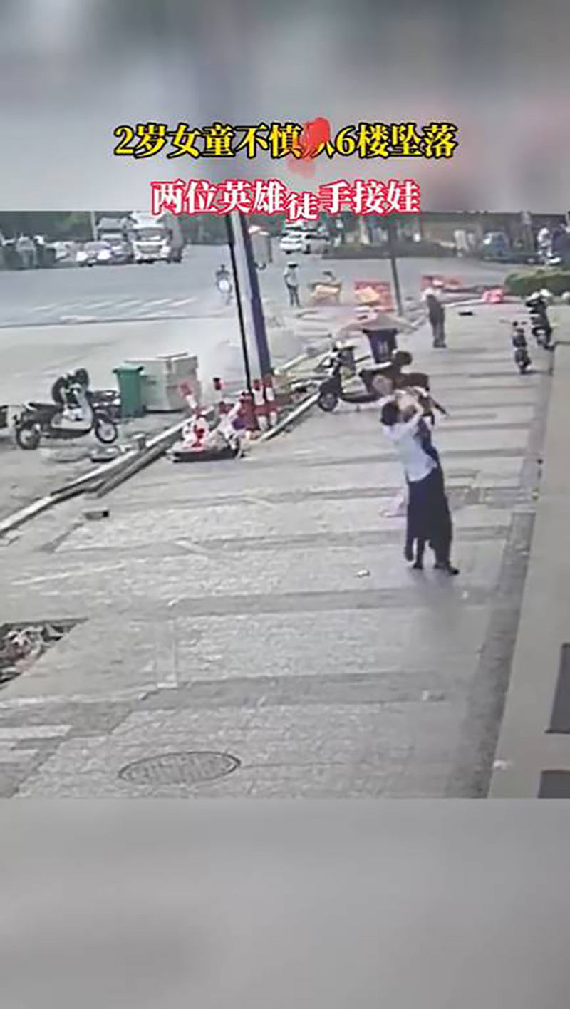 หนุ่มโผรับเด็ก 2 ขวบ ร่วงจากชั้น 4 ได้ทันควัน 