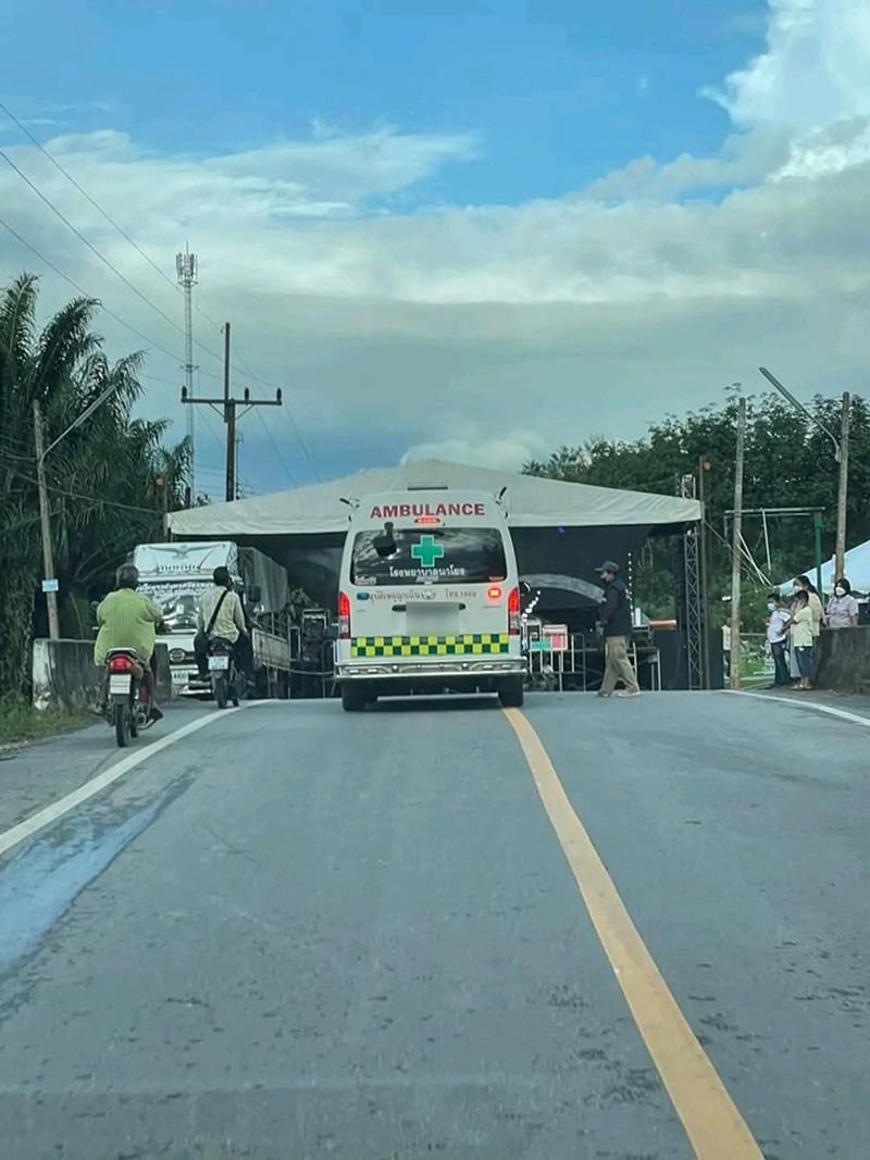จัดงานขึ้นบ้านใหม่ขวางถนน รถฉุกเฉินผ่านไม่ได้