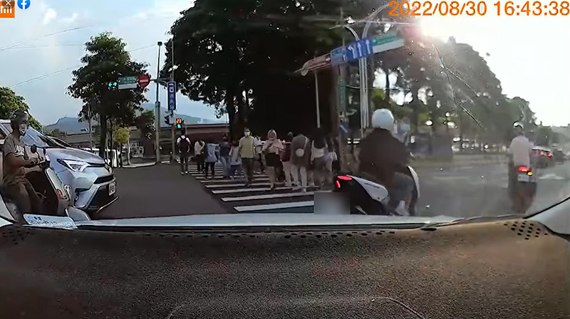 เปิดนาที มอเตอร์ไซค์ซิ่งฝ่าคนข้ามทางม้าลาย