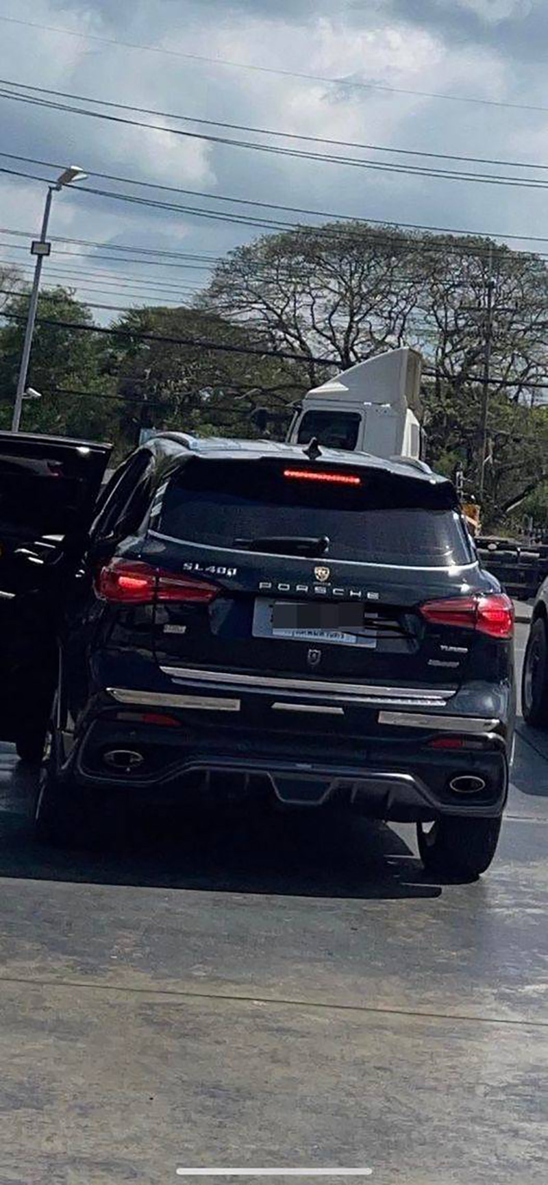 รถแปะโลโก้ Porsche