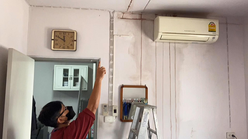 ครูกลับห้องได้กลิ่นเหม็น หันเห็นน้ำไหลจากเพดาน 