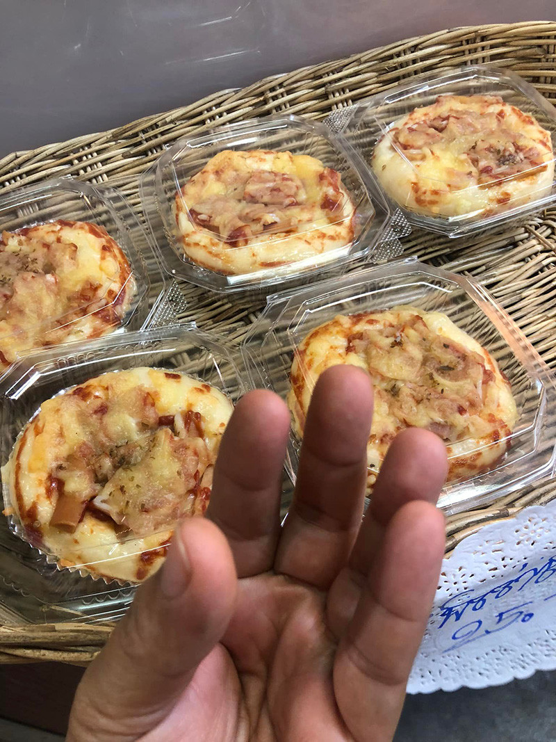 ลูกค้าถามหาขนมแต่นึกชื่อไม่ออก เลยทำท่าให้ดู