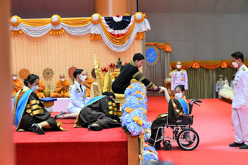 เจ้าฟ้าพัชรกิติยาภาฯ ทรงยืนยื่นพระหัตถ์พระราชทานปริญญาบัตรให้บัณฑิตพิการ 
