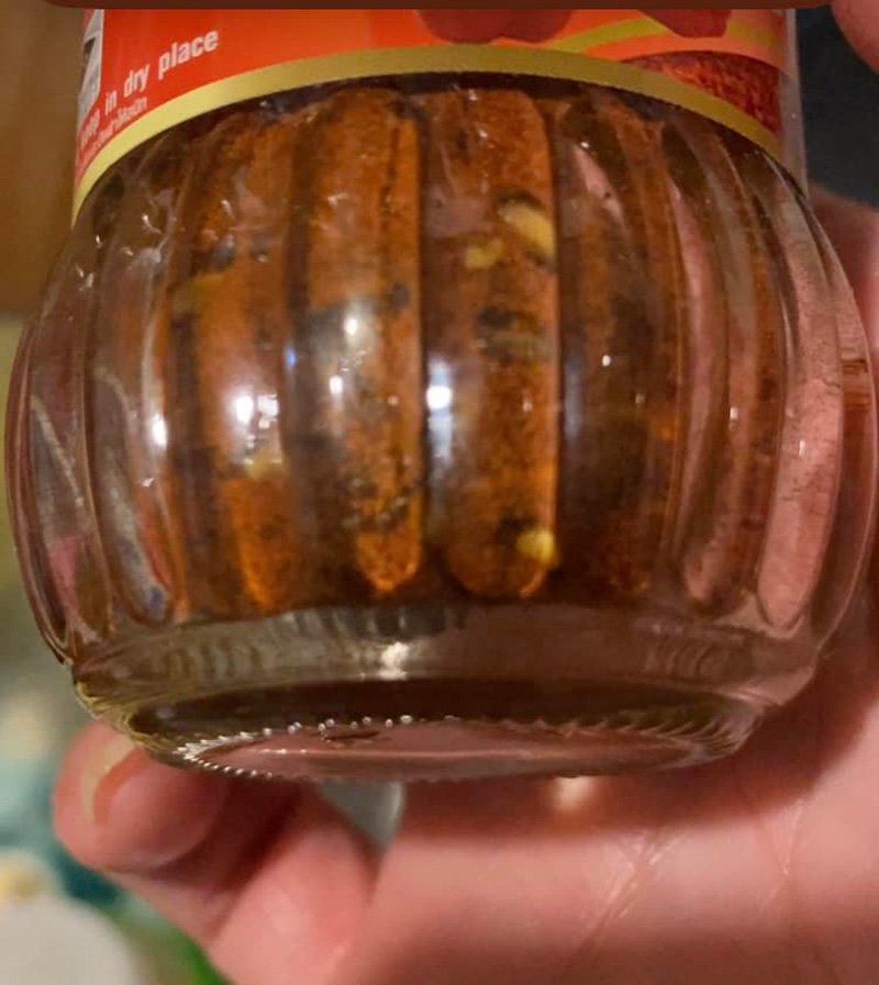 เปิดขวดพริกปาปริก้า เจอตัวอะไรไม่รู้ไต่ยั้วเยี้ย