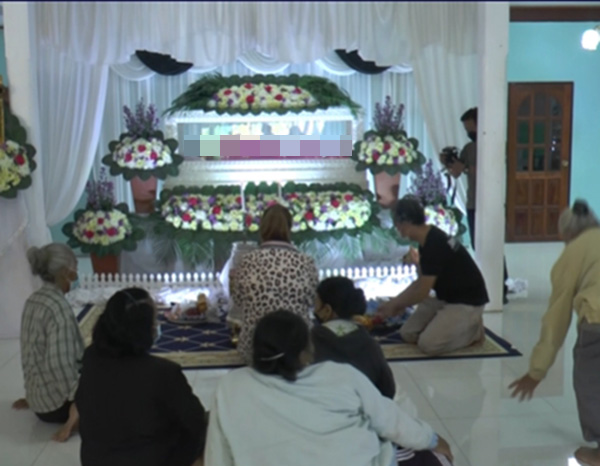 ผัวนำศพเมียใส่โลงแก้ว ขอนอนมองหน้าเธอ 100 วัน