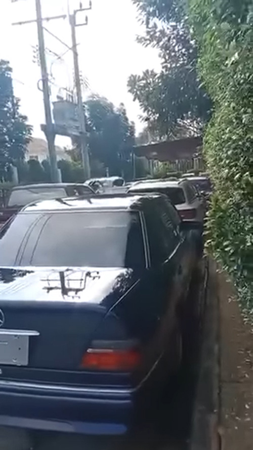 หมู่บ้านหรู 20 ล้าน เจอเพื่อนบ้านจอดรถริมรั้ว 20 คัน