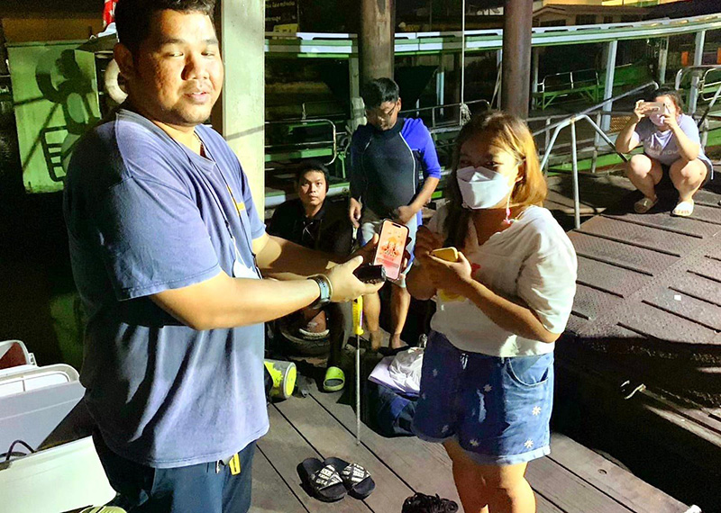 สาวทำ iPhone 14 ตกคลองลึก 5.7 เมตร พี่กู้ภัยดำผุดดำว่ายจนเจอ