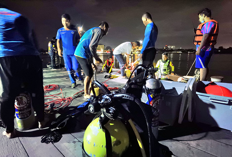 สาวทำ iPhone 14 ตกคลองลึก 5.7 เมตร พี่กู้ภัยดำผุดดำว่ายจนเจอ