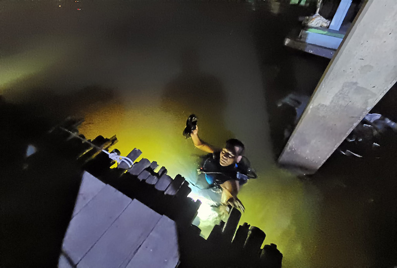 สาวทำ iPhone 14 ตกคลองลึก 5.7 เมตร พี่กู้ภัยดำผุดดำว่ายจนเจอ