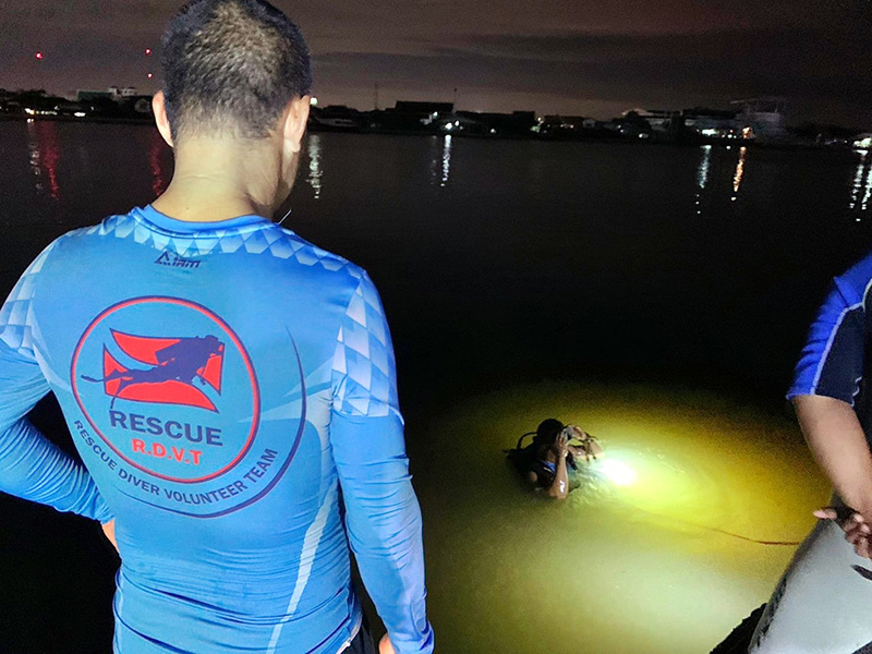 สาวทำ iPhone 14 ตกคลองลึก 5.7 เมตร พี่กู้ภัยดำผุดดำว่ายจนเจอ