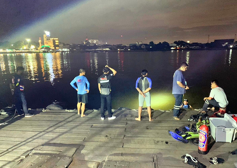 สาวทำ iPhone 14 ตกคลองลึก 5.7 เมตร พี่กู้ภัยดำผุดดำว่ายจนเจอ