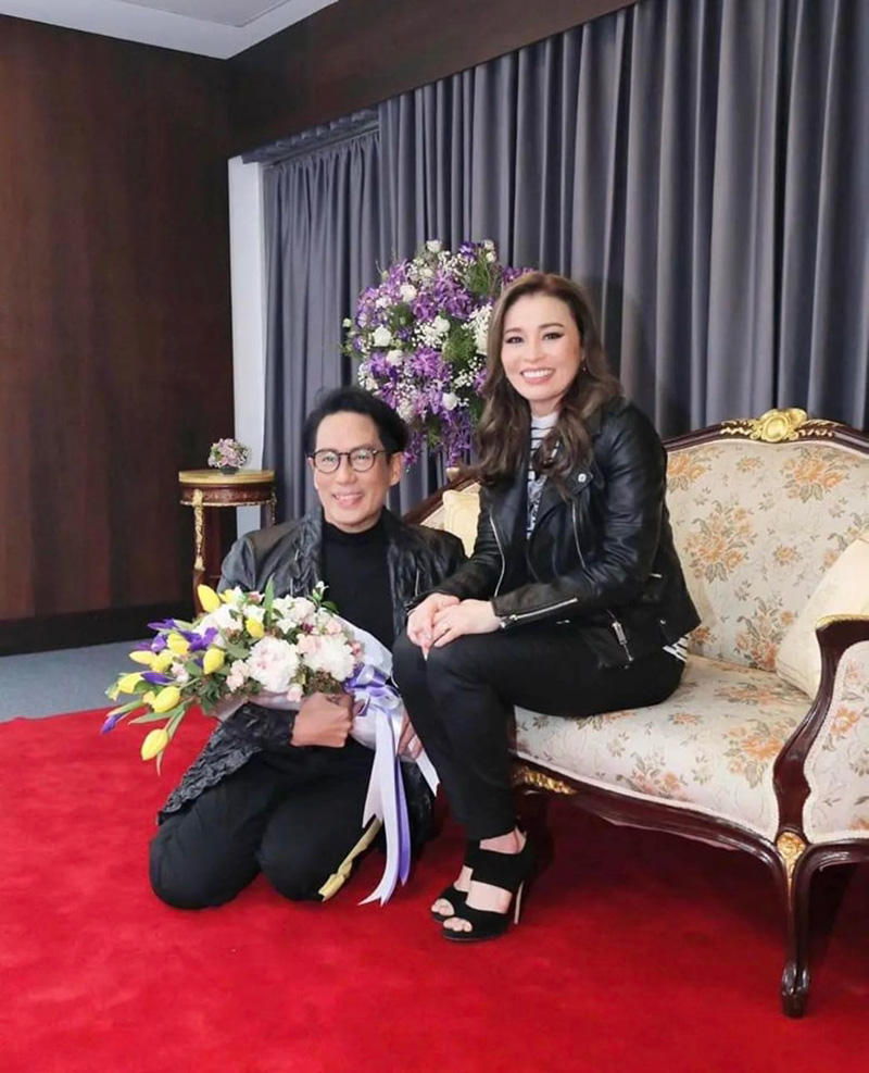 พระราชินี พระราชทานช่อดอกไม้ เบิร์ด ธงไชย