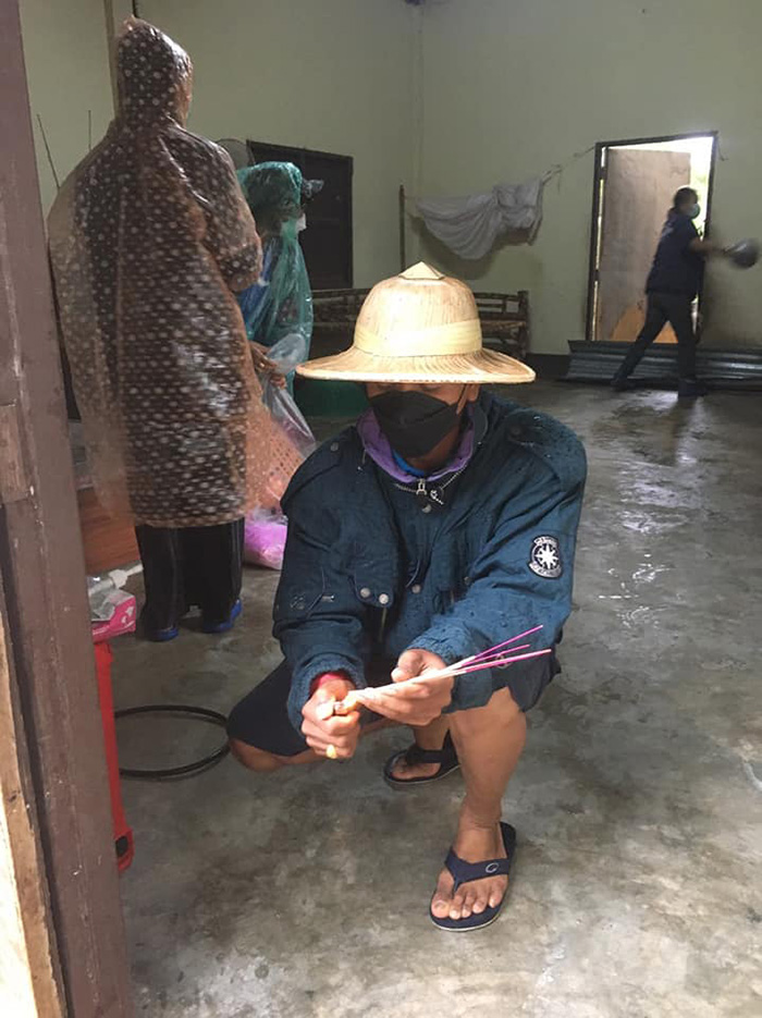 สลด แม่เฒ่านอนขด ดับสลดบนพื้นบ้าน
