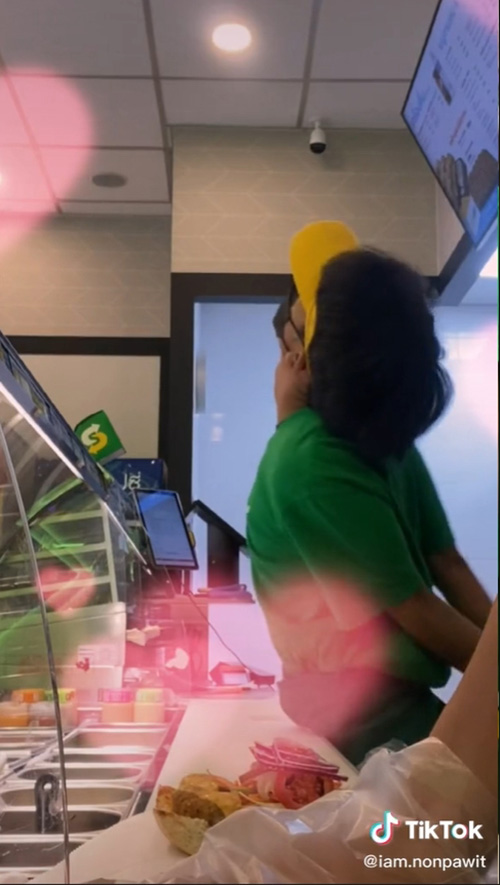 ไวรัล คู่เพื่อนซี้ทำงานกันอยู่ดี ๆ มาขอหอม