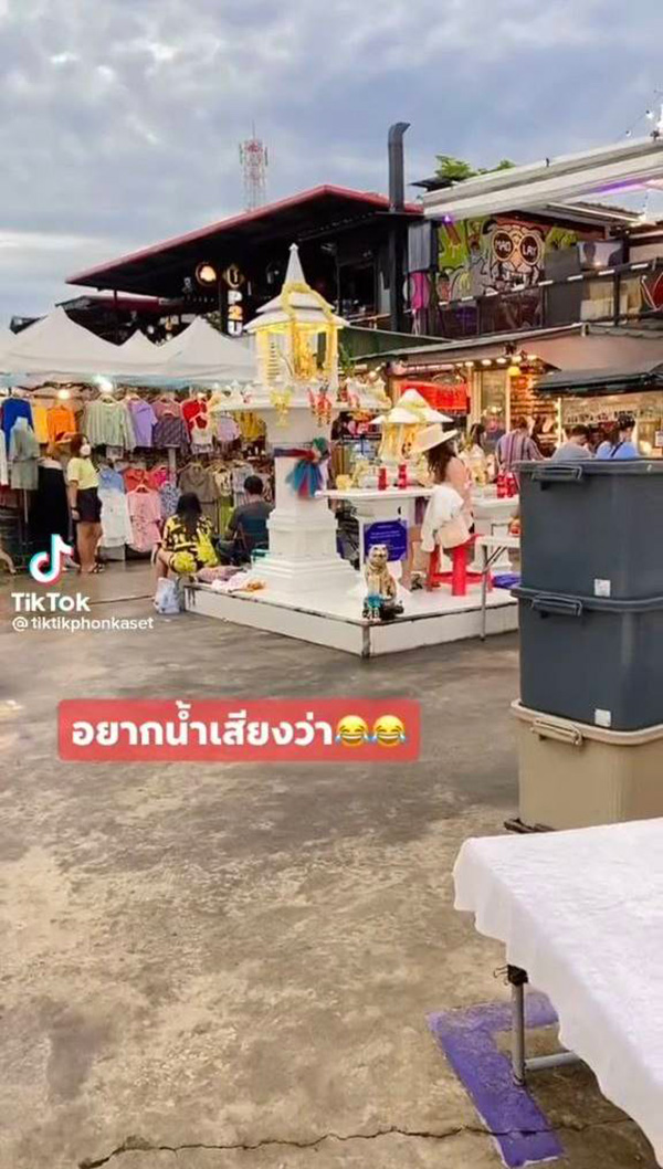 ฝรั่งสาวหิ้วเก้าอี้ขึ้นมานั่งชิล