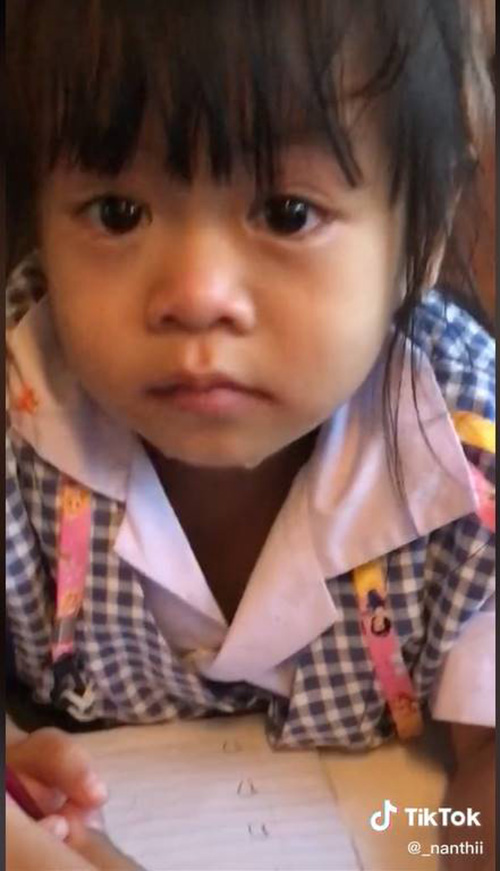 คลิป TikTok หนูน้อยอนุบาล 1 ทำการบ้าน