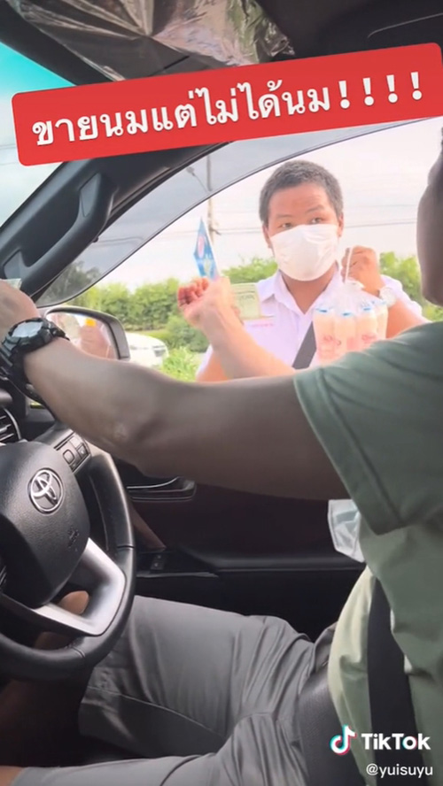 นร. หน้าเสีย ทำจ็อบเสริมขายนมสี่แยก 