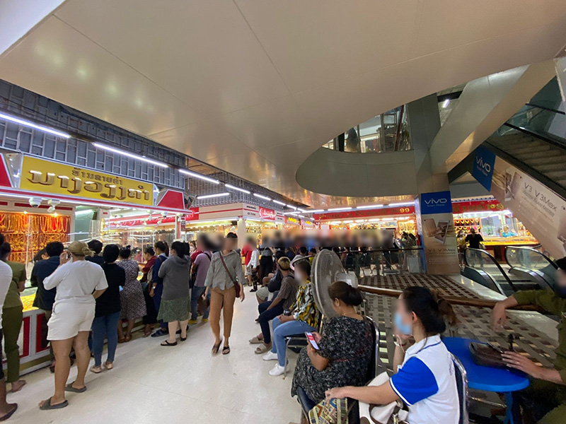 คนลาวแห่ขายทอง