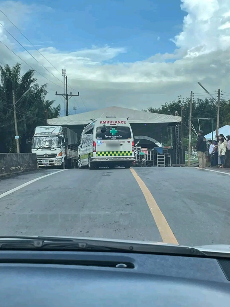 จัดงานขึ้นบ้านใหม่ขวางถนน รถฉุกเฉินผ่านไม่ได้