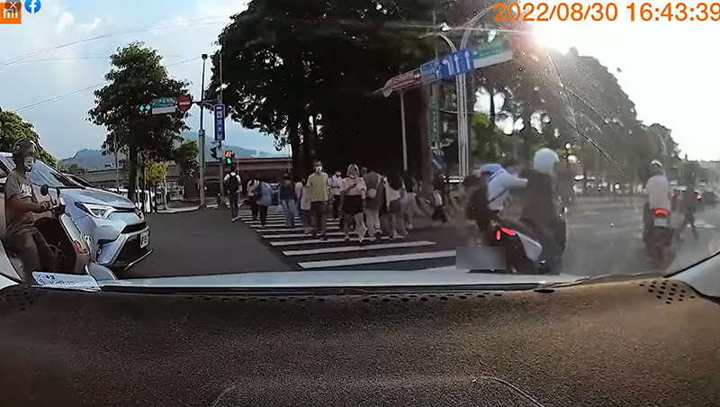 เปิดนาที มอเตอร์ไซค์ซิ่งฝ่าคนข้ามทางม้าลาย