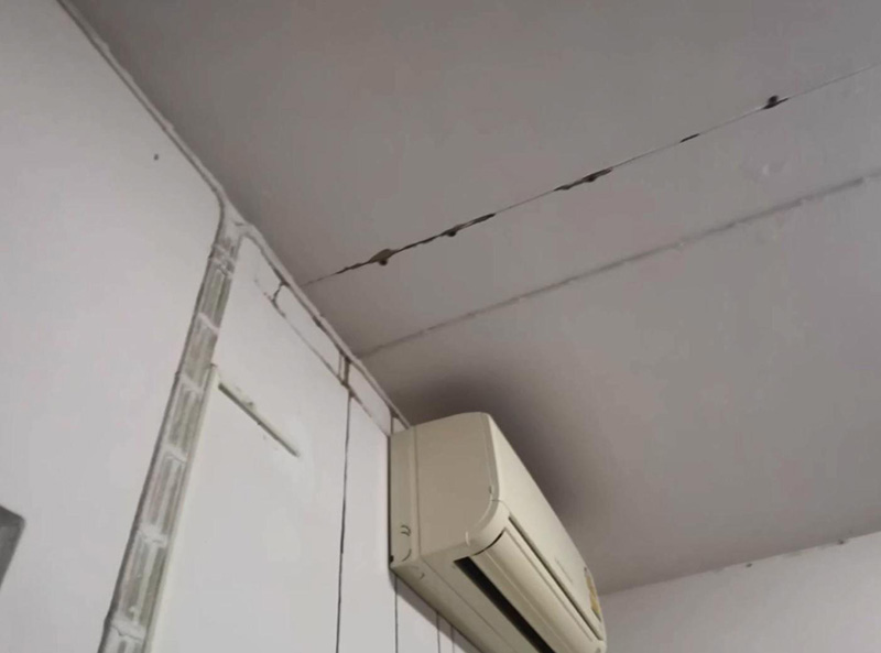 ครูกลับห้องได้กลิ่นเหม็น หันเห็นน้ำไหลจากเพดาน 