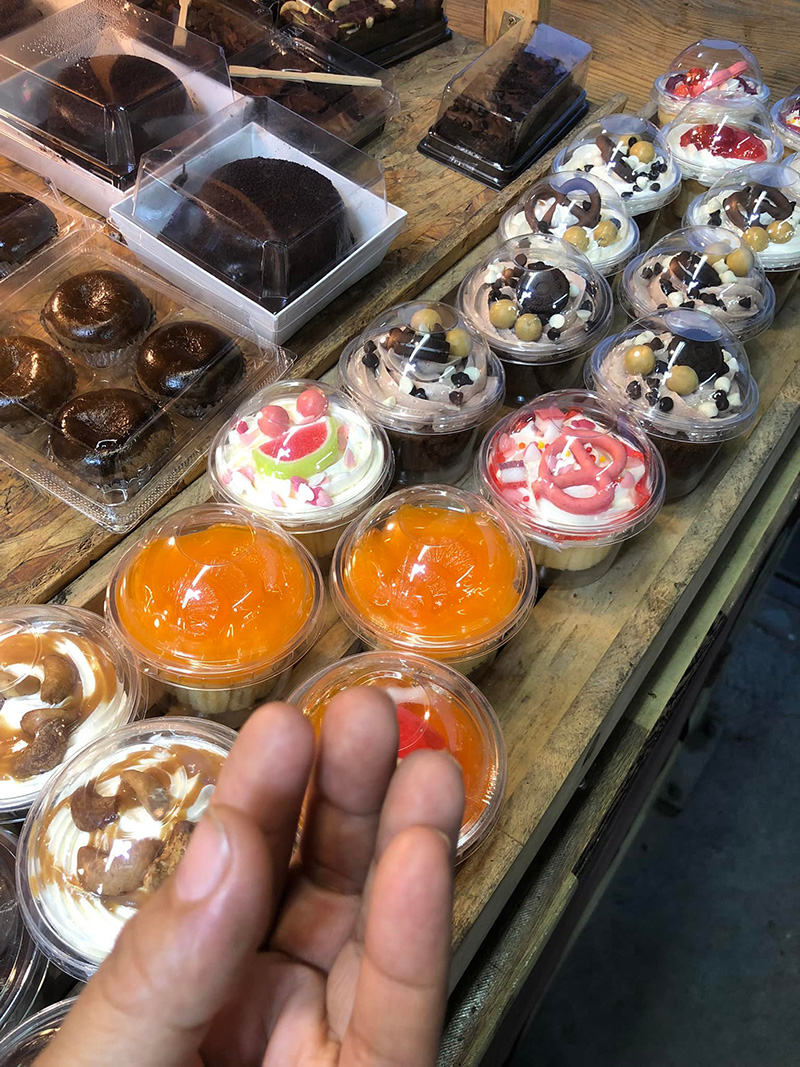 ลูกค้าถามหาขนมแต่นึกชื่อไม่ออก เลยทำท่าให้ดู