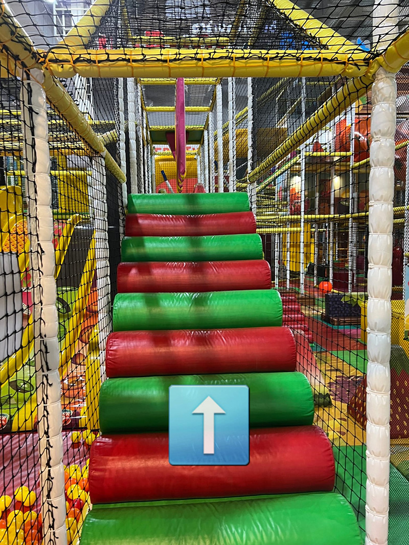 พ่อเฝ้าลูกเล่นเครื่องเล่น ก่อนชนคานเจ็บหนัก 