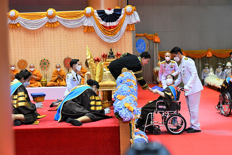 เจ้าฟ้าพัชรกิติยาภาฯ ทรงยืนยื่นพระหัตถ์พระราชทานปริญญาบัตรให้บัณฑิตพิการ 