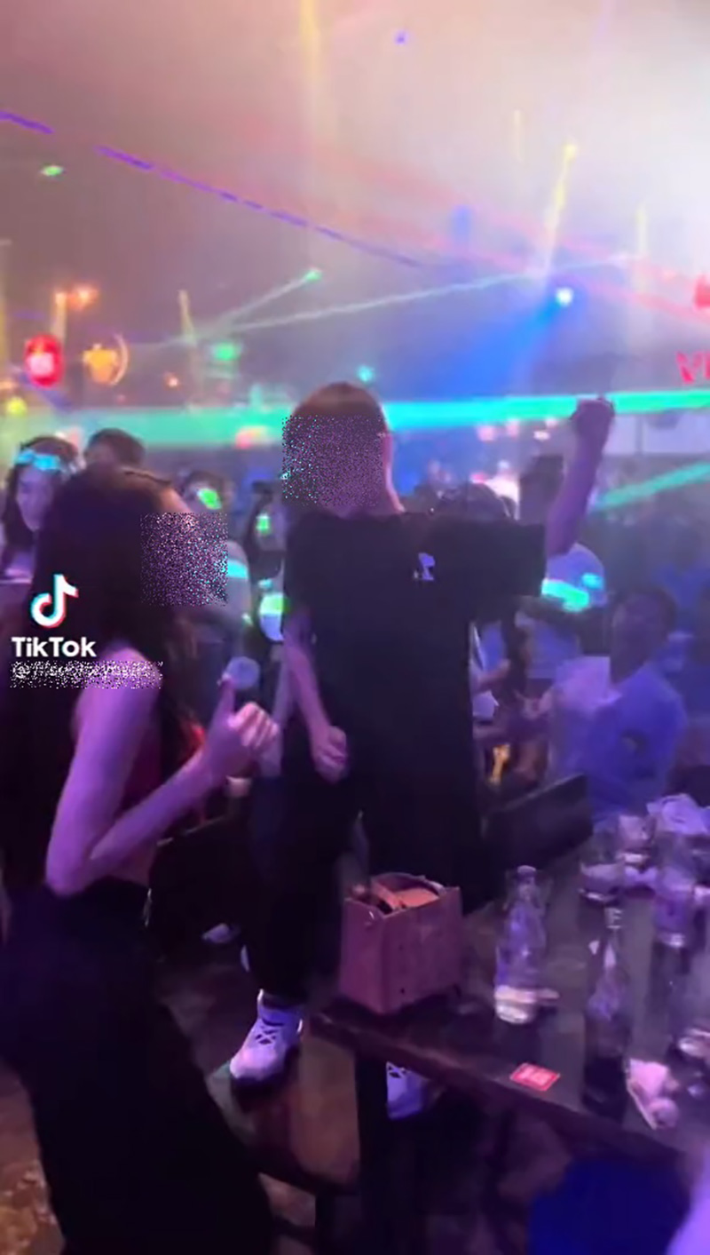 แม่พาลูกสาววัย 4 ขวบ เข้าผับครั้งแรก