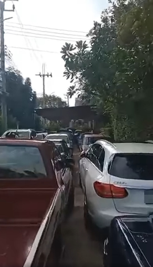 หมู่บ้านหรู 20 ล้าน เจอเพื่อนบ้านจอดรถริมรั้ว 20 คัน