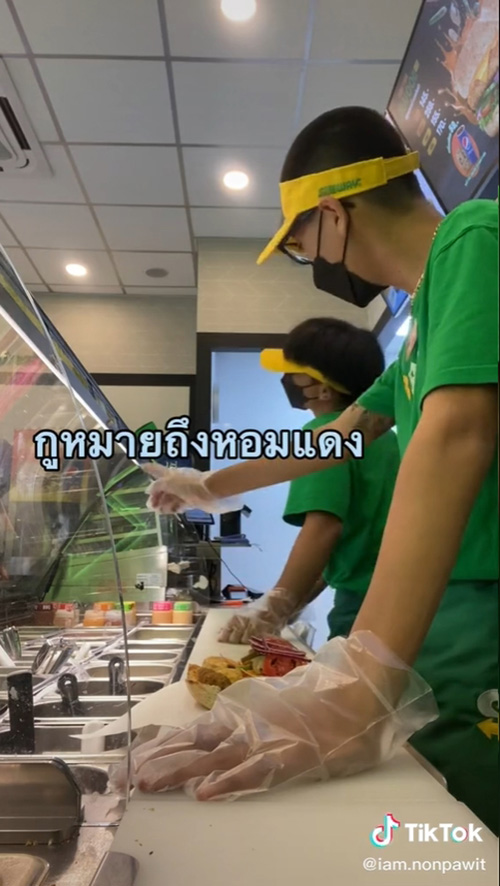 ไวรัล คู่เพื่อนซี้ทำงานกันอยู่ดี ๆ มาขอหอม