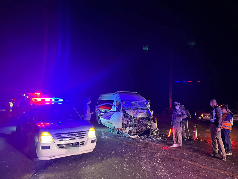 รถฉุกเฉินชนรถบรรทุก 