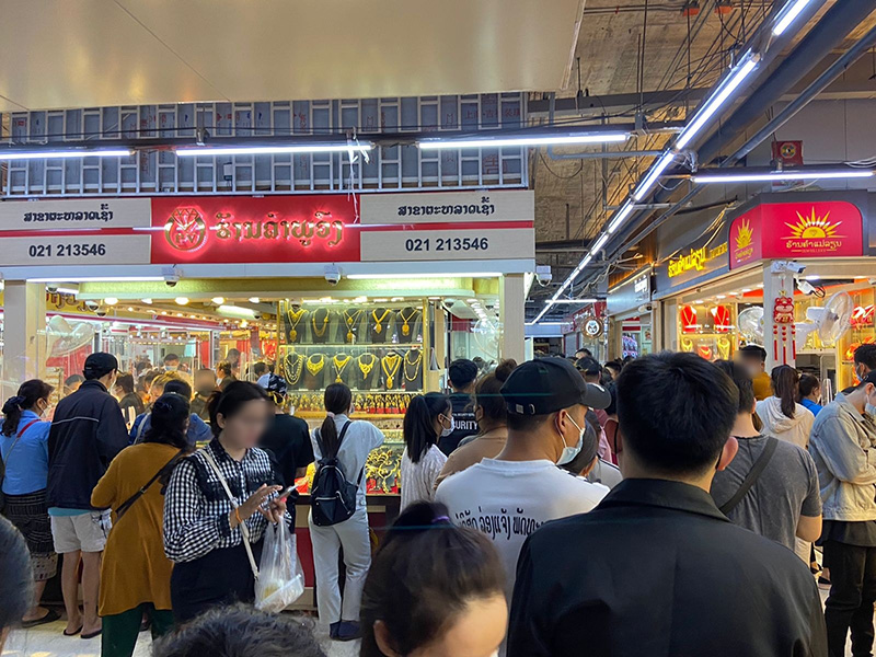 คนลาวแห่ขายทอง