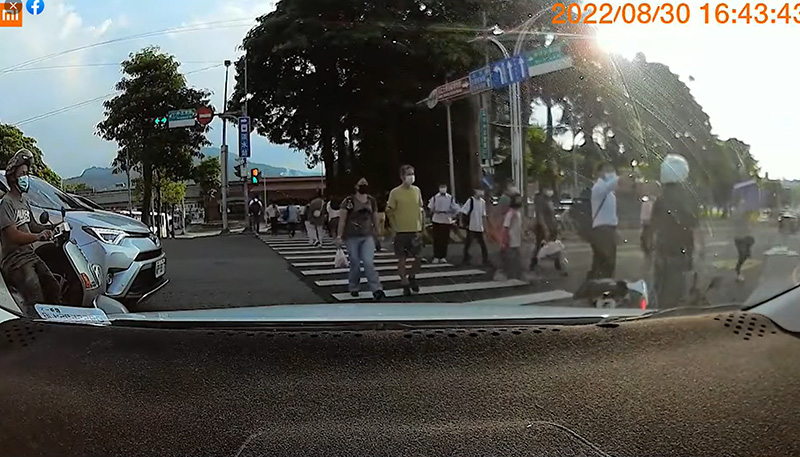 เปิดนาที มอเตอร์ไซค์ซิ่งฝ่าคนข้ามทางม้าลาย