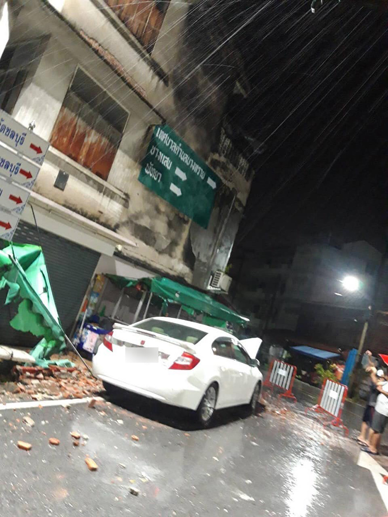 ผนังตึกถล่มใส่รถ