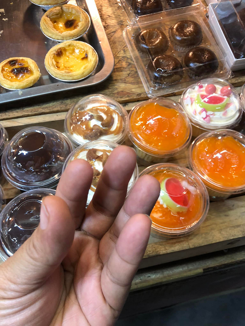 ลูกค้าถามหาขนมแต่นึกชื่อไม่ออก เลยทำท่าให้ดู