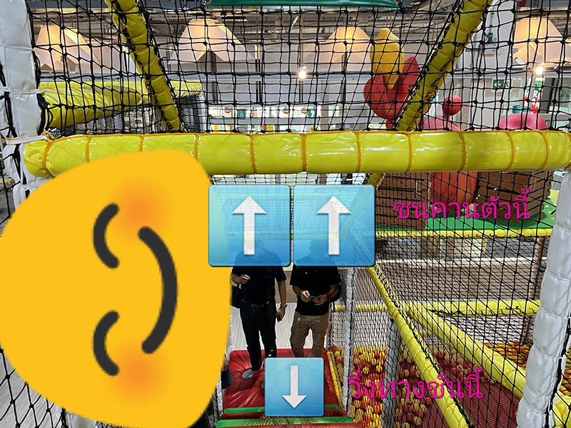 พ่อเฝ้าลูกเล่นเครื่องเล่น ก่อนชนคานเจ็บหนัก 