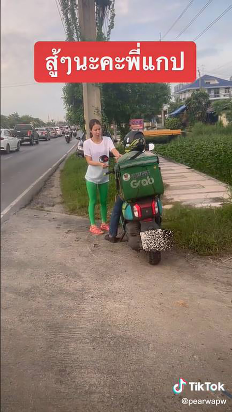 หญิงเจอไรเดอร์จอดรถฟุบหน้านิ่ง