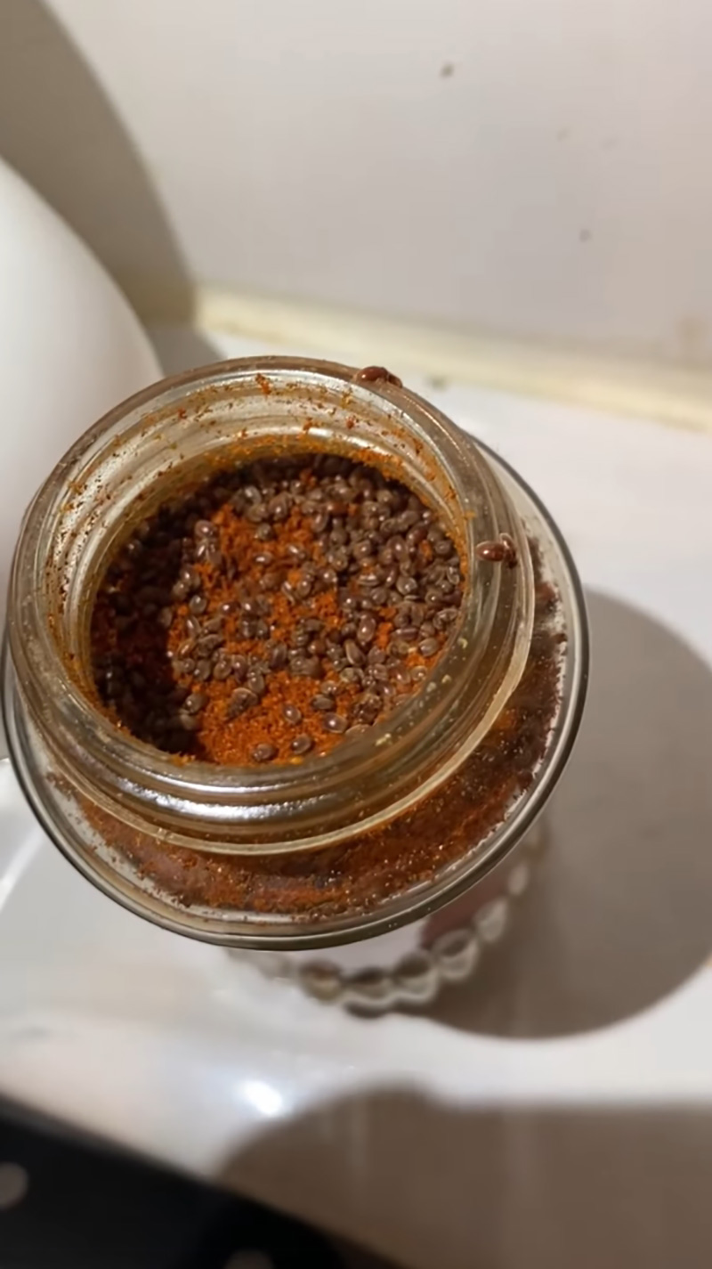 เปิดขวดพริกปาปริก้า เจอตัวอะไรไม่รู้ไต่ยั้วเยี้ย