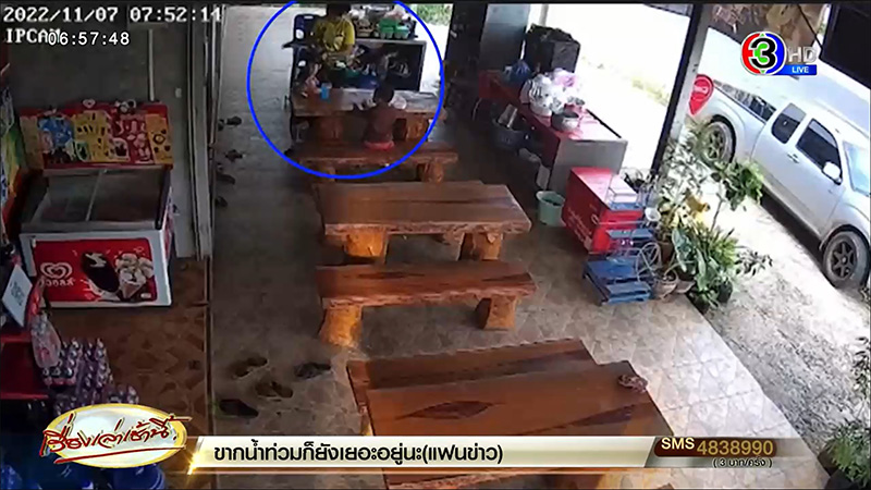 ครอบครัวใจสลาย รถกระบะพุ่งชนบ้าน คนขับหนีหาย